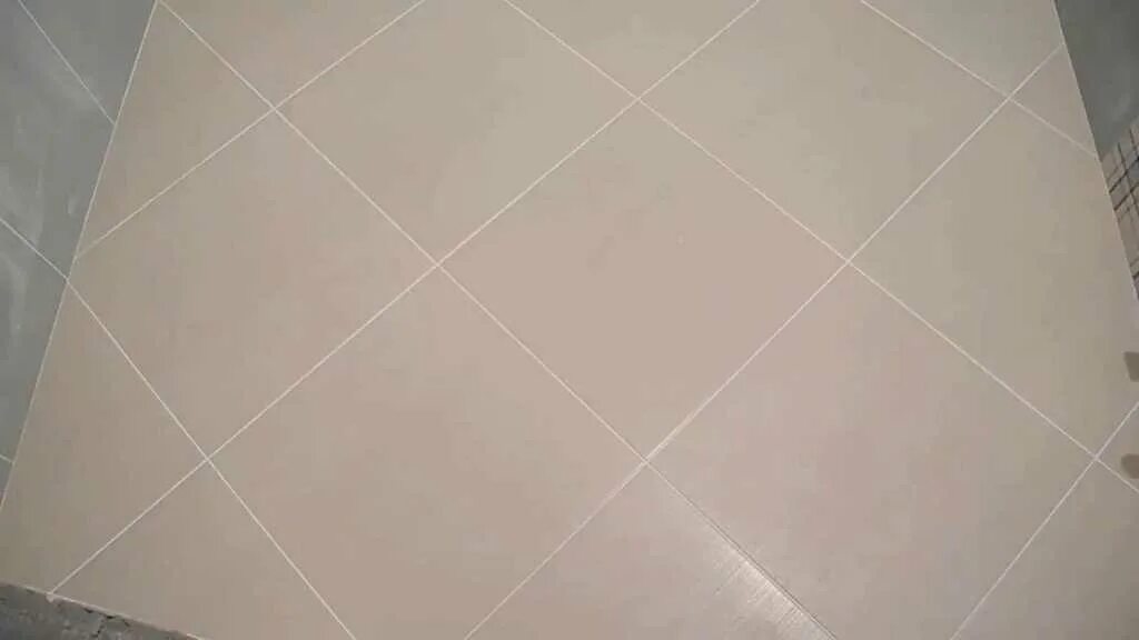 Укладка плитки по диагонали. Напольная плитка со смещением. Плитка напольная по диагонали. Плитка по диагонали на полу. Раскладка плитки по диагонали.