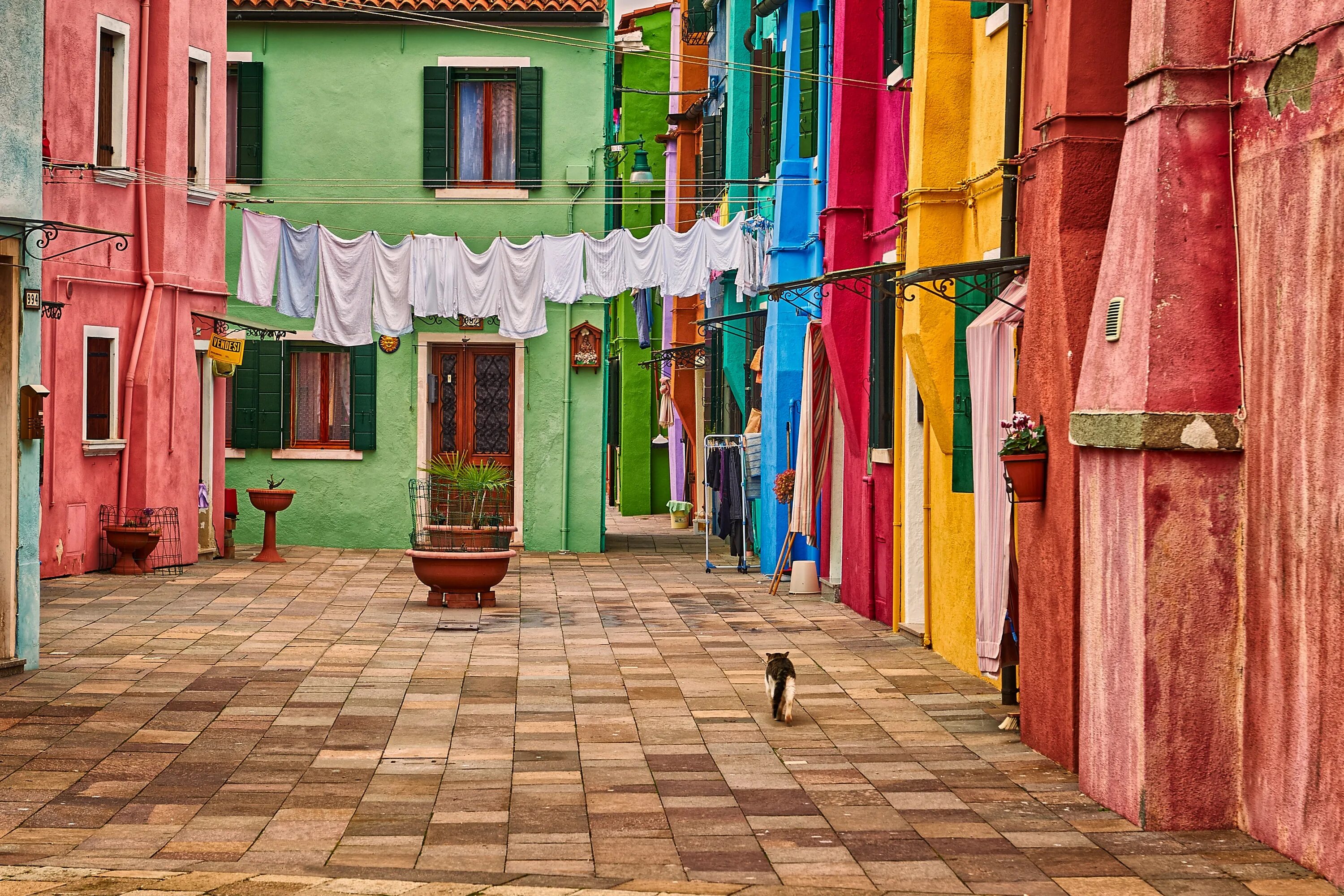 Разноцветный городок Бурано в Италии. Цветные дома. Разноцветные домики. Улица с цветными домами. Color street