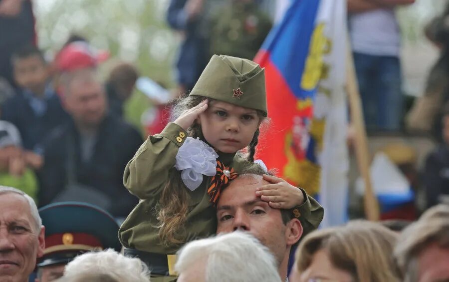 Отмечаем день Победы. День Победы люди. Фото празднования дня Победы. День Победы народ.