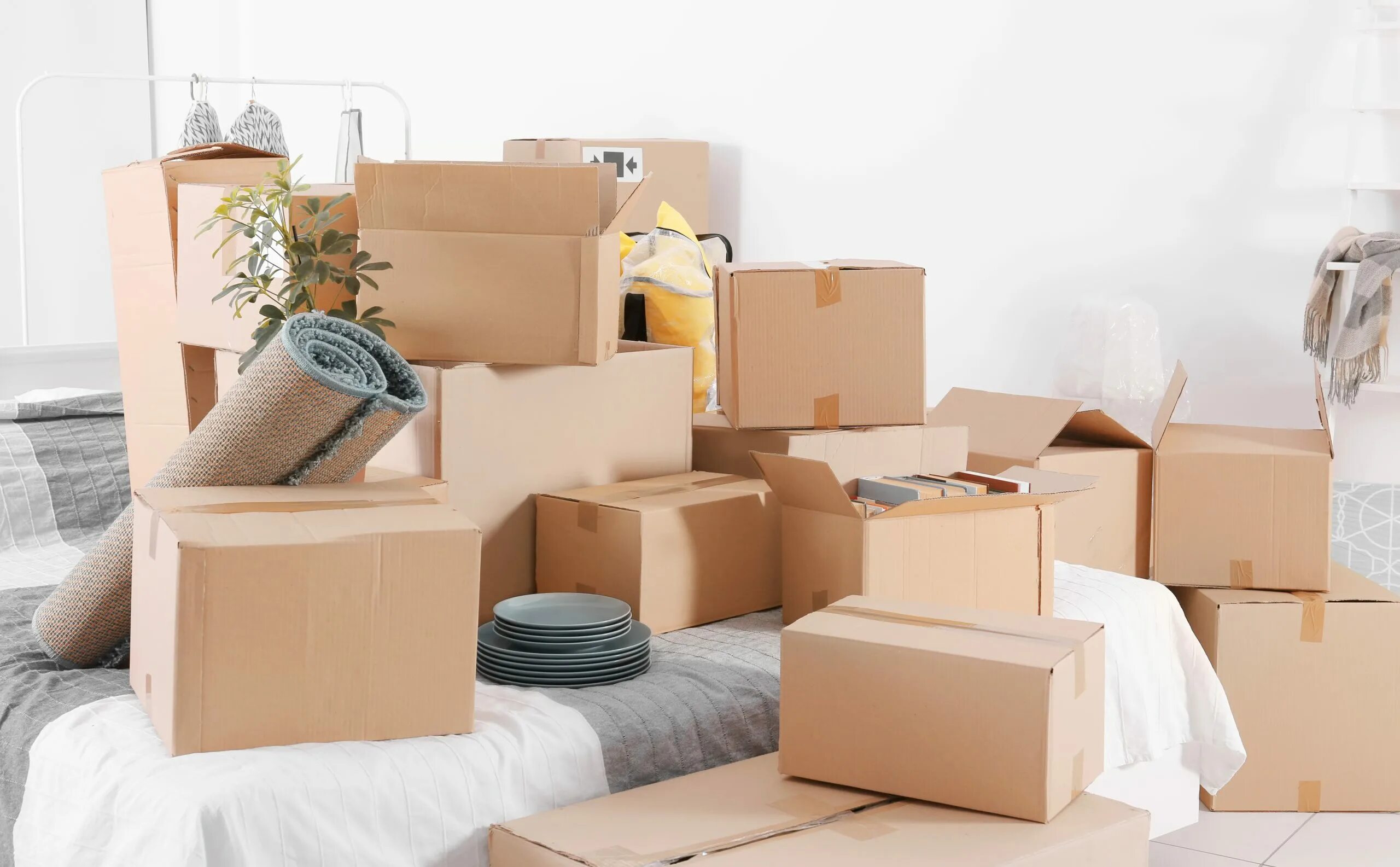 Move package. Упаковка вещей для переезда. Вещи в коробках. Коробки для упаковки вещей. Упаковка мебели.