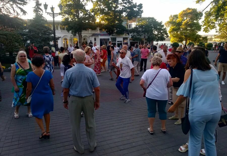 Приморский бульвар севастополь танцы. Танцы в севастополе на приморском бульваре 2021. Танцы на приморском бульваре севастополь. Танцы на приморском. Танцы в севастополе на приморском бульваре в 2022 году.