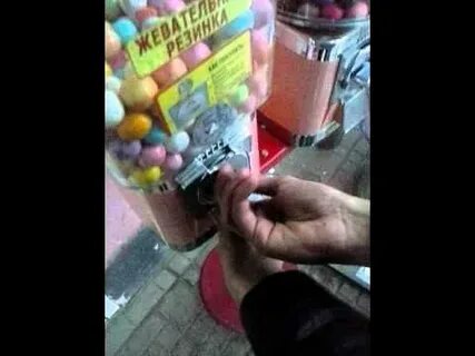 Два одинаковых автомата продают жвачку