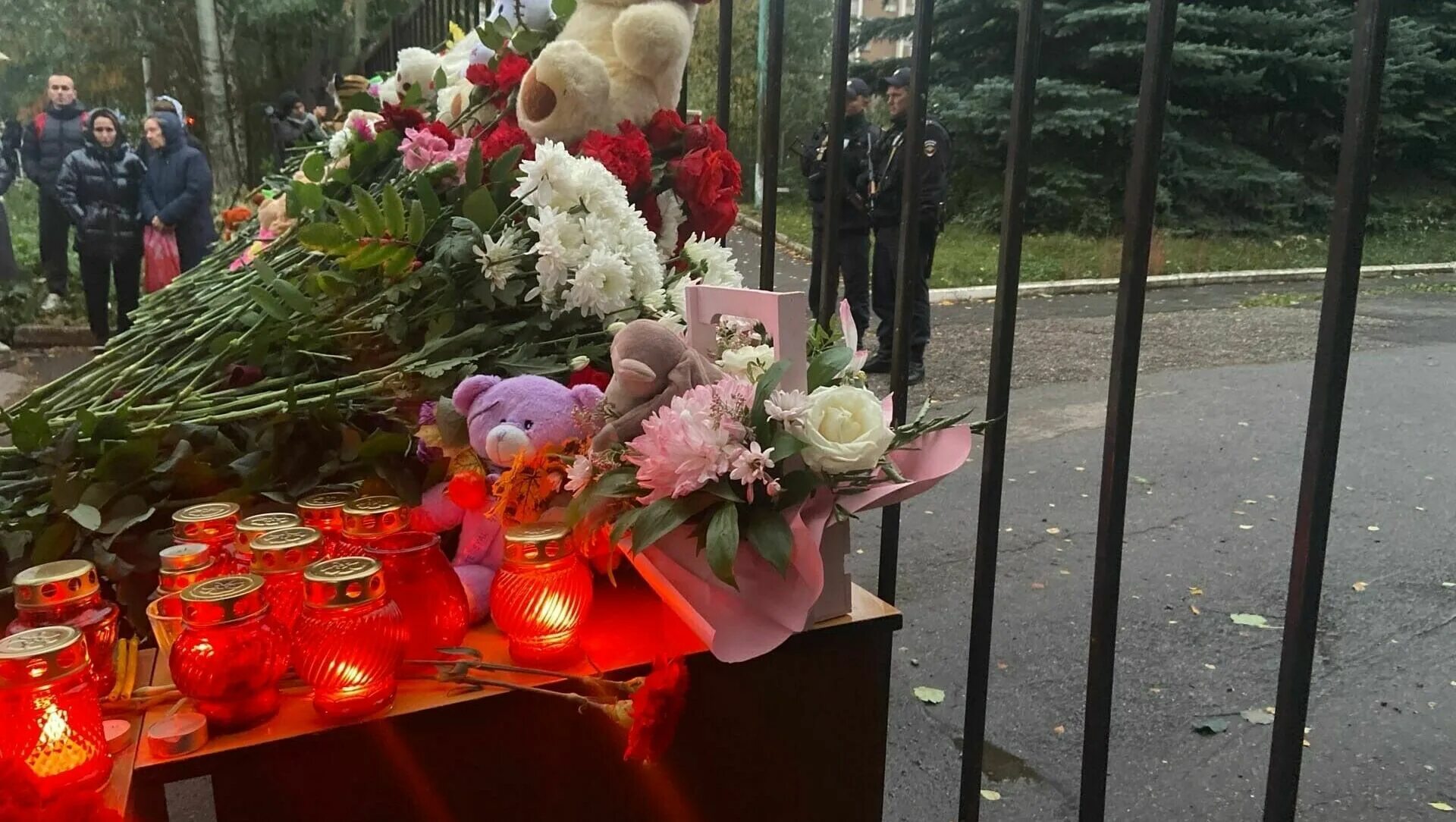 Ижевск стрельба в школе 2022. 88 школа ижевск трагедия 2022. Ижевска школа 88 трагедия. Ижевска школа 88 трагедия. Ижевск школа 88 стрельба.