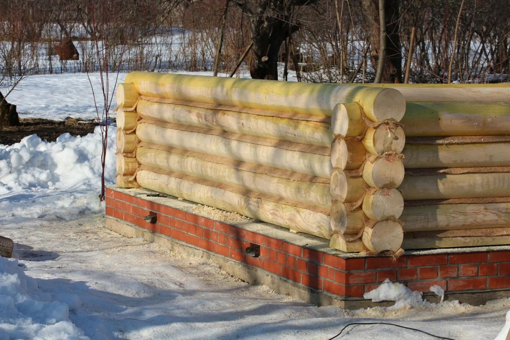 Установка сруба из бревна. Сборка бани из бревна. сборка бани из оцилиндрованного бревна. сборка сруба бани. сруб бани своими руками из бревен.