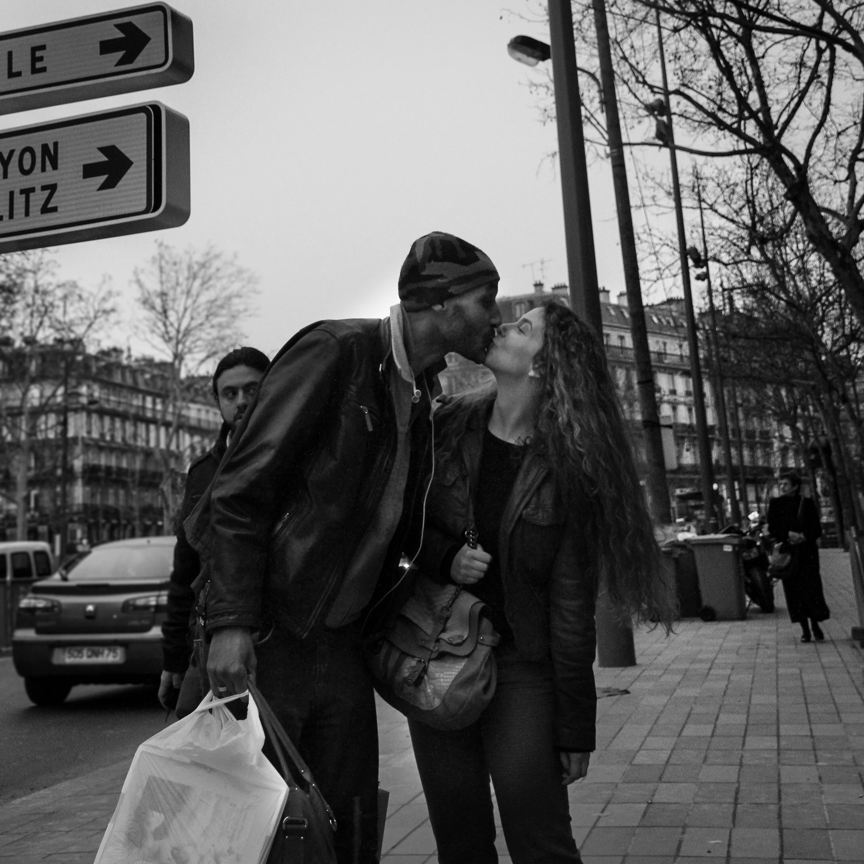 Парень целуется на улице. Поцелуй на улице. Парочки на улице. Влюбленные на улице. Фотосессия пары на улице.