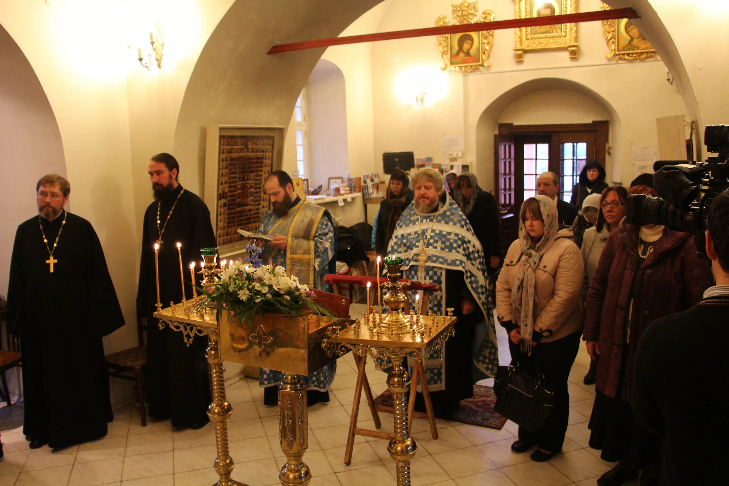 Час свиблово расписание на сегодня. Храм Живоначальной Троицы в Свиблово. Усадьба Свиблово храм Живоначальной Троицы. Храм Живоначальной Троицы Патриаршее подворье в усадьбе Свиблово. Троицкий храм Свиблово расписание.