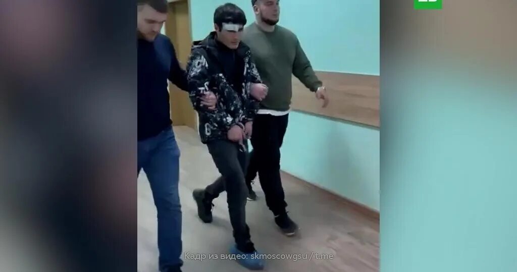 Девочка ударила девочку ножом. Мужчина напал на девушку. девочки убили сверстницу ножом. парень в школе.