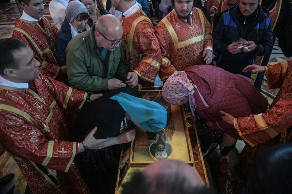 Мощи Святого Николая Чудотворца в храме Христа Спасителя в Москве. Мощи Святого Николая Чудотворца в Москве в храме Христа. Мощи Николая в ХХС очередь. Поклонение мощам Николая Чудотворца в храме Христа Спасителя. Мощи николая чудотворца во владимире