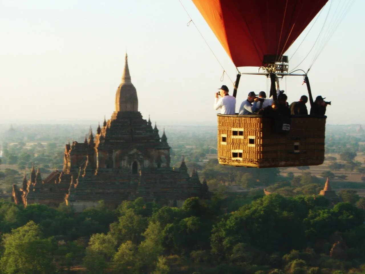 Поездка на шаре. Ангкор ват на воздушном шаре. Путешествие на воздушном шаре. Воздушный шар путешествие. Воздушное путешествие.