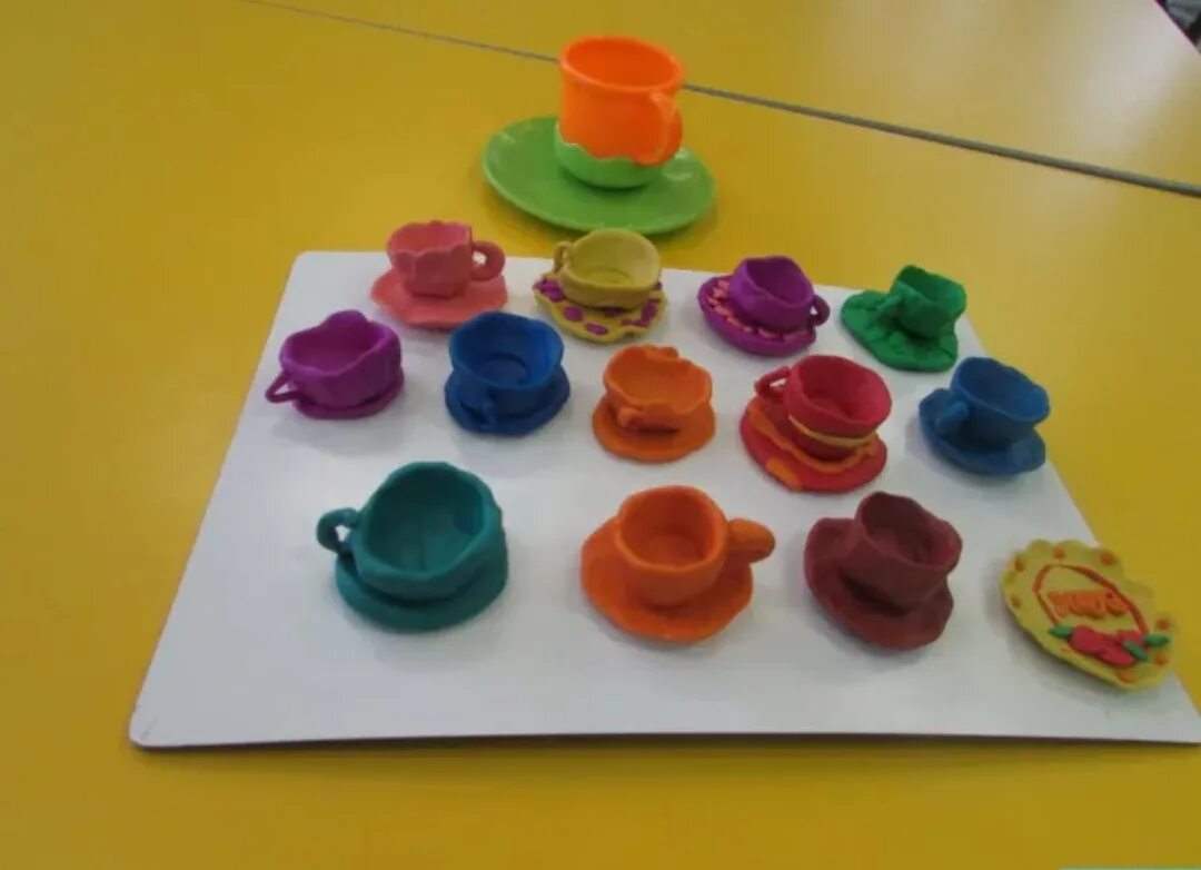 Лепка этикет. Чайный сервиз пластилинография старшая группа. Поделка посуда в детском саду средняя группа. Чайный сервиз для игрушек лепка в средней группе лыкова. Лепка посуда младшая группа.