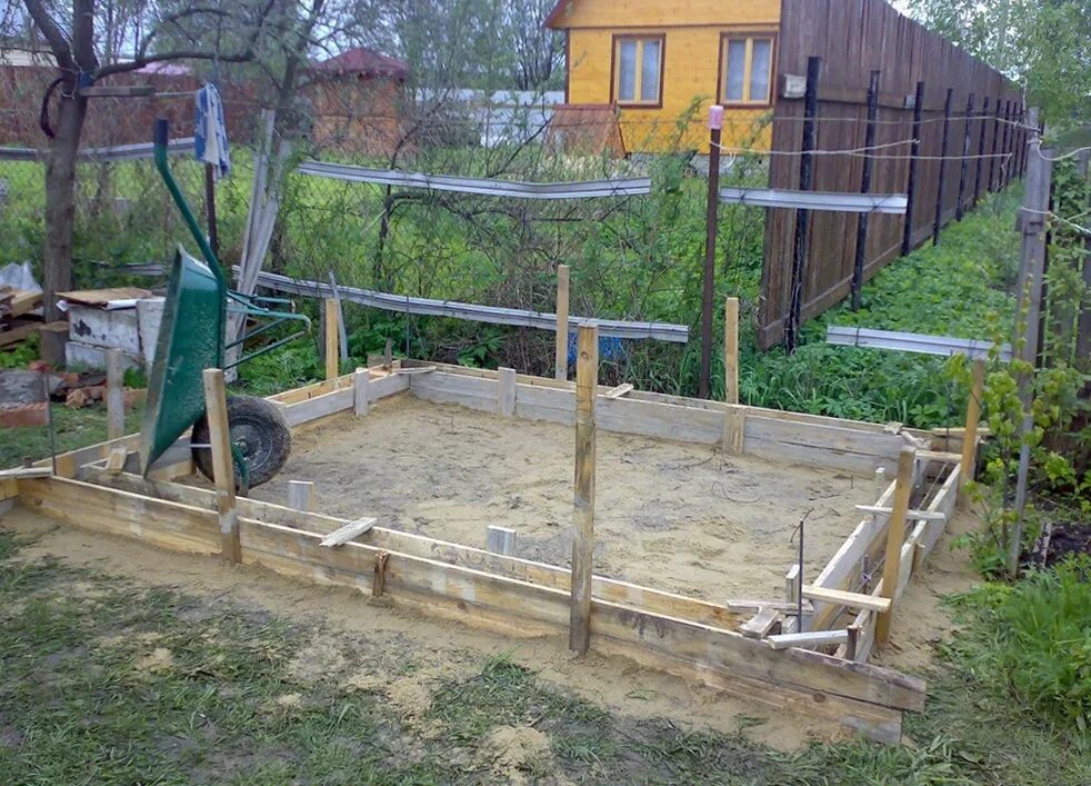 Фундамент под беседку. Фундамент для беседки. Беседка намфундаменте. Деревянная площадка под беседку