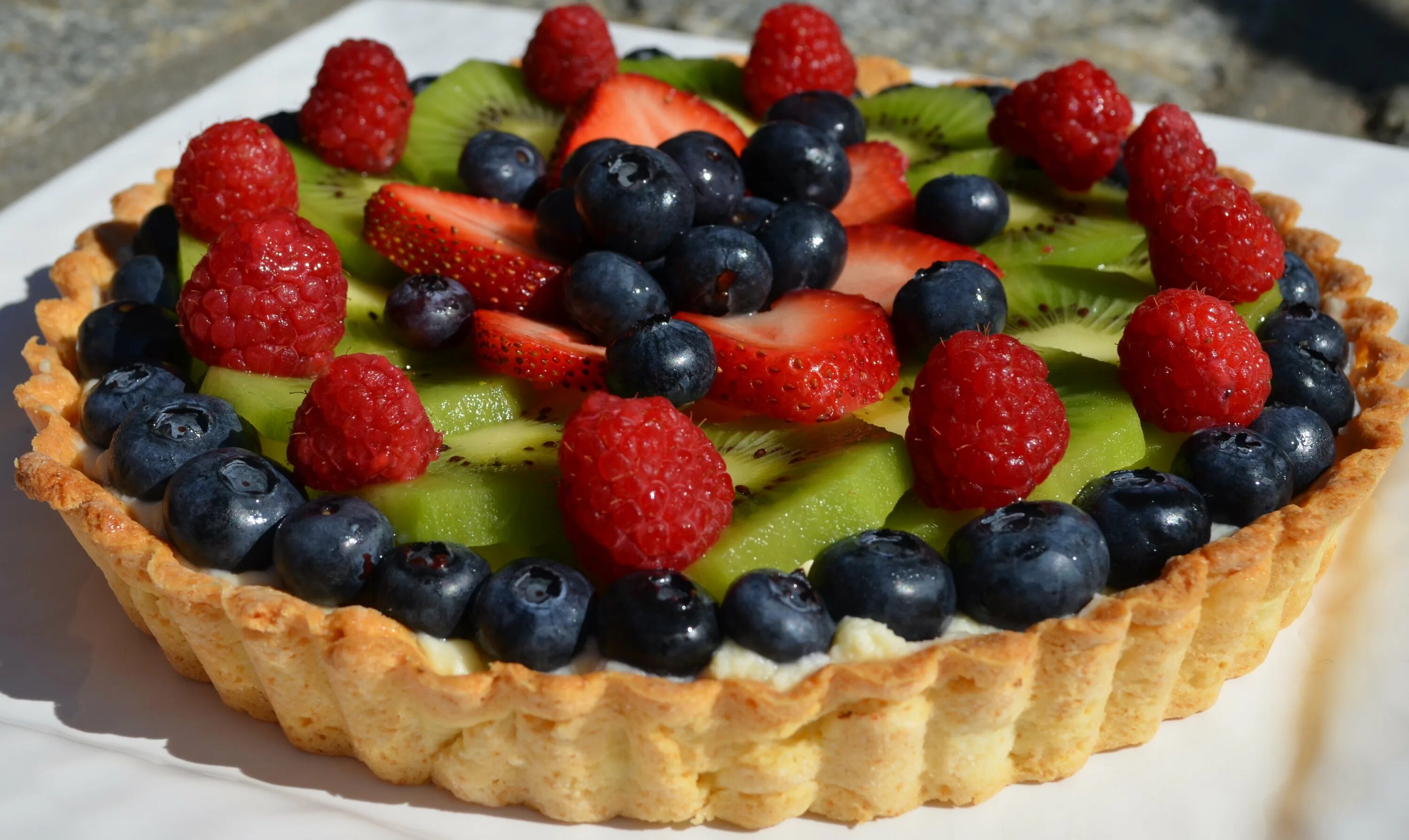 Со свежими фруктами. Фруктовый салат. Слаш фруктовый. Со свежими фруктами. Пироги с ягодами и фруктами.