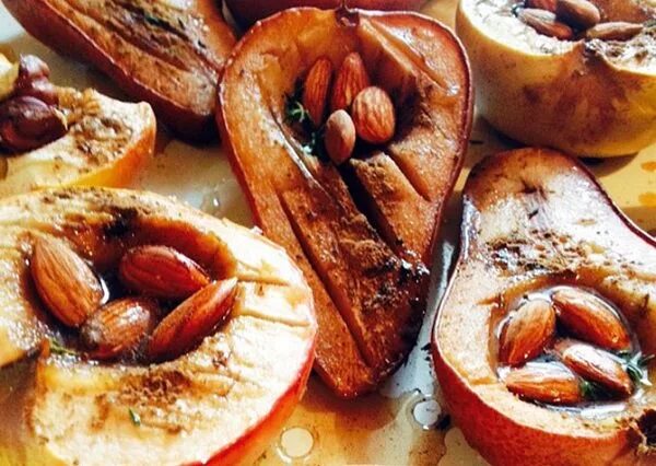 Яблочный пирог манник. Яблочно грушевый пирог. Вкусная шарлотка с яблоками. Яблоки и груши в духовке. Запечённые яблоки в духовке.