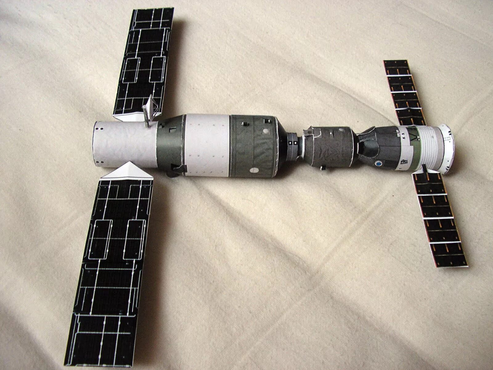 Как сделать космический аппарат. Тяньгун-1 орбитальная станция. Космический корабль Спейс Шэнчжоу. Модели космических станций из бумаги. Макет космического корабля.