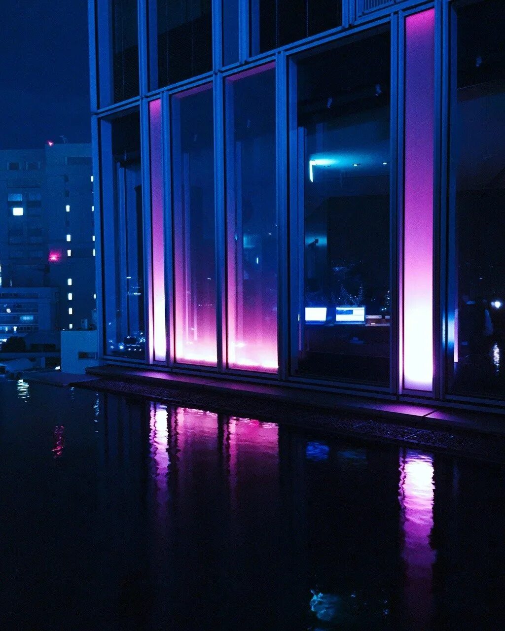 Светящееся здание. Фиолетовый неон. Подсветка окон неоном. Неоновая подсветка. Неон Эстетика.