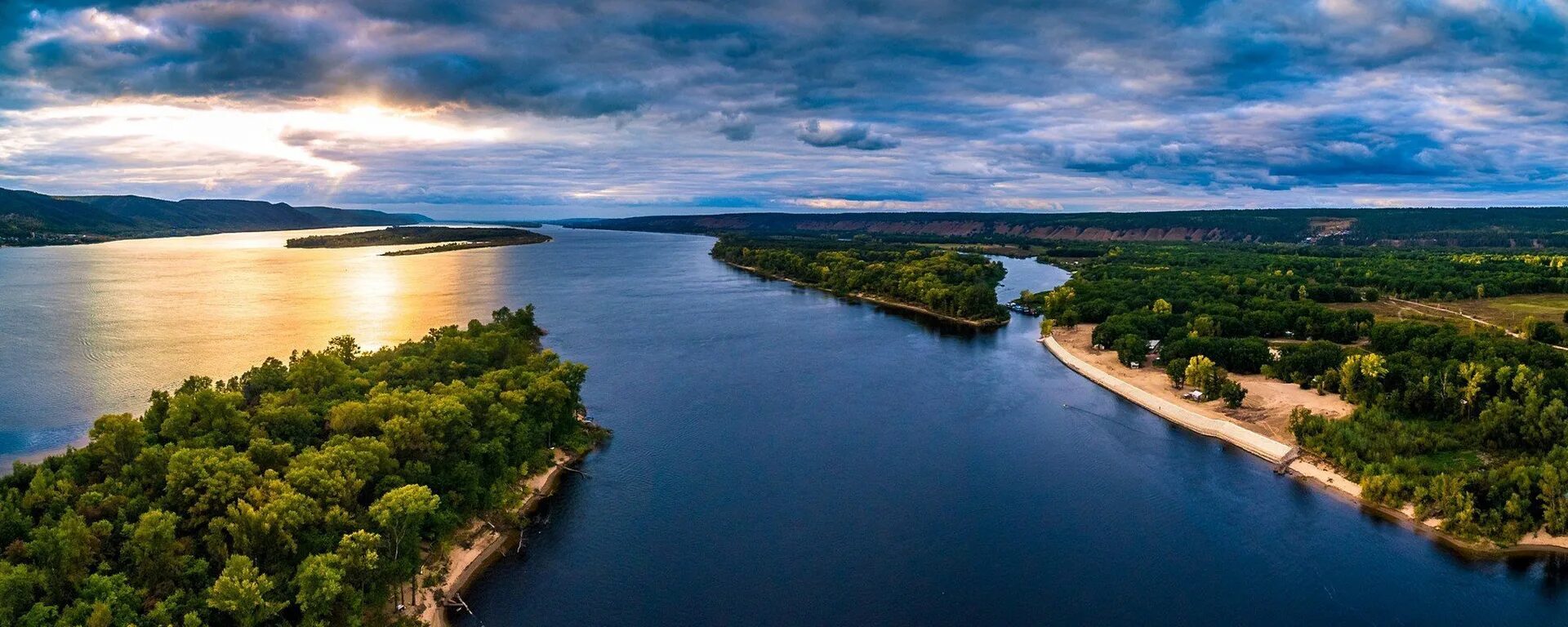 Река Волга Самара. Острова на Волге Саратов. Река Волга Приволжье. Река Волга в Самарской области.