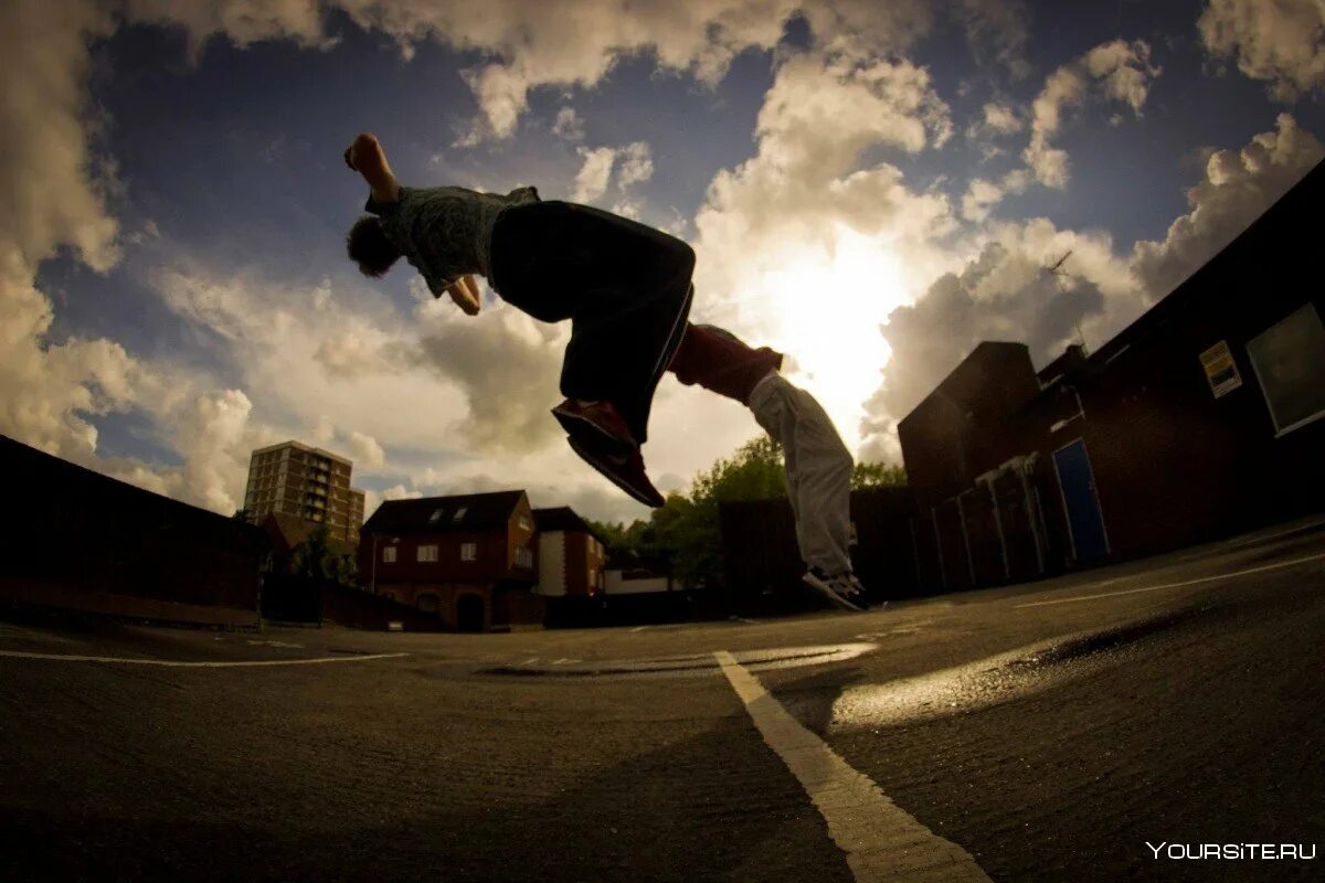 Сальто с крыши. Скачай крути сальто. Паркуристы субкультура. Паркур субкультура. Скачай крути сальто.