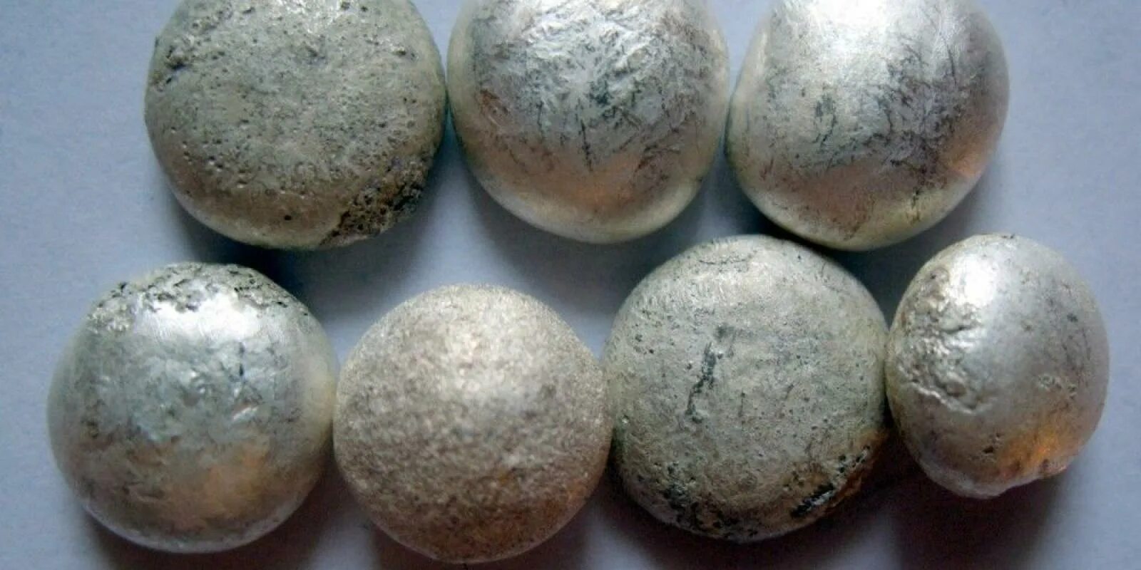 Примеси в серебре. Очистка серебра от примесей. Кусок металла. Алюминий необработанный. Сплав серебра с палладием.