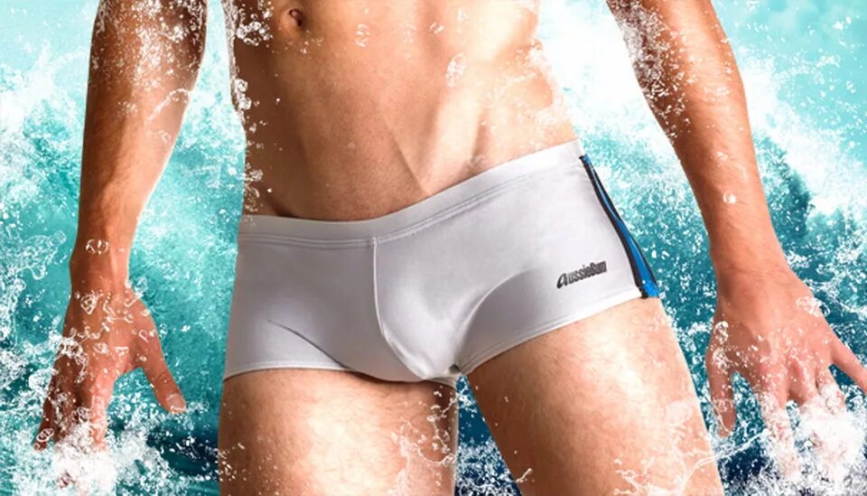 Мокрая плавка. Мужские плавки серебристые AUSSIEBUM Squad Silver. Белые мужские плавки для купания. Мокрые мужские трусы. Трусы для плавания мужские.