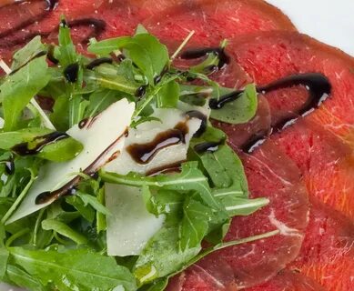 Нарезанное мясо сырое блюдо как называется