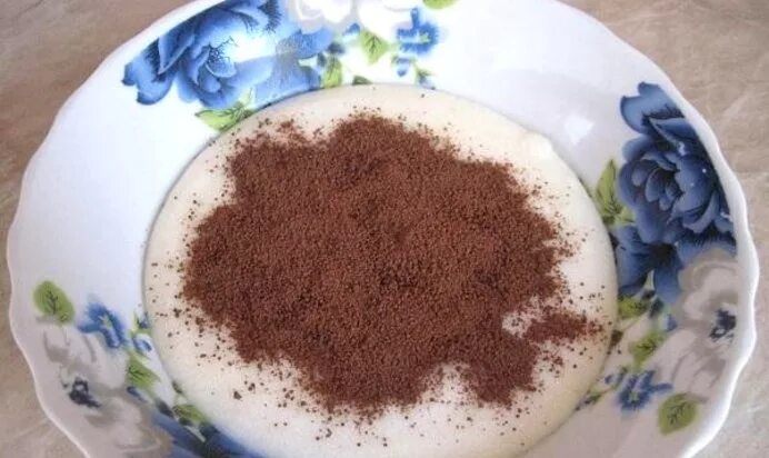 Манная каша. Манная каша с какао на молоке. Шоколадная манная каша. Манная каша с шоколадом. Коричневая манная каша.