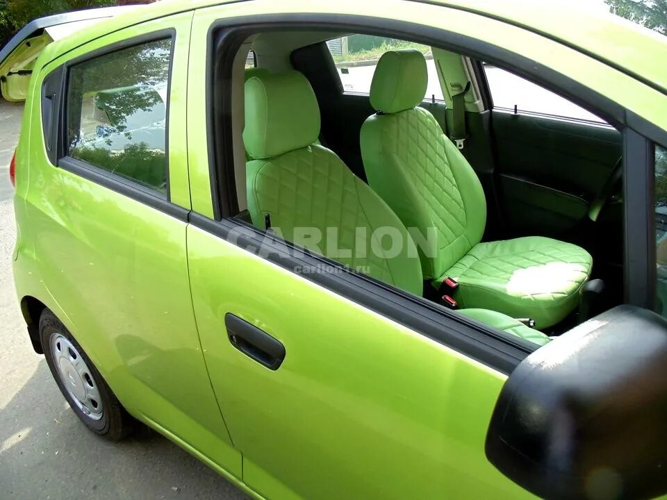 Накидку двери. Chevrolet Spark 2009-2015 чехлы. Чехлы на Шевроле Спарк 2007 зеленые. Сиденье Chevrolet Spark m200. Шевроле Спарк 2013 зеленый.