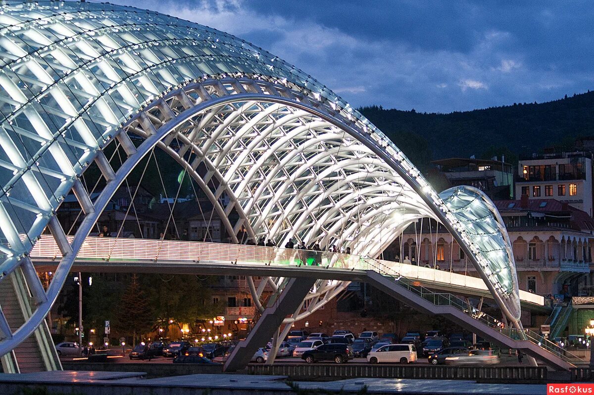 Мост в грузии. Стеклянный мост в Тбилиси.