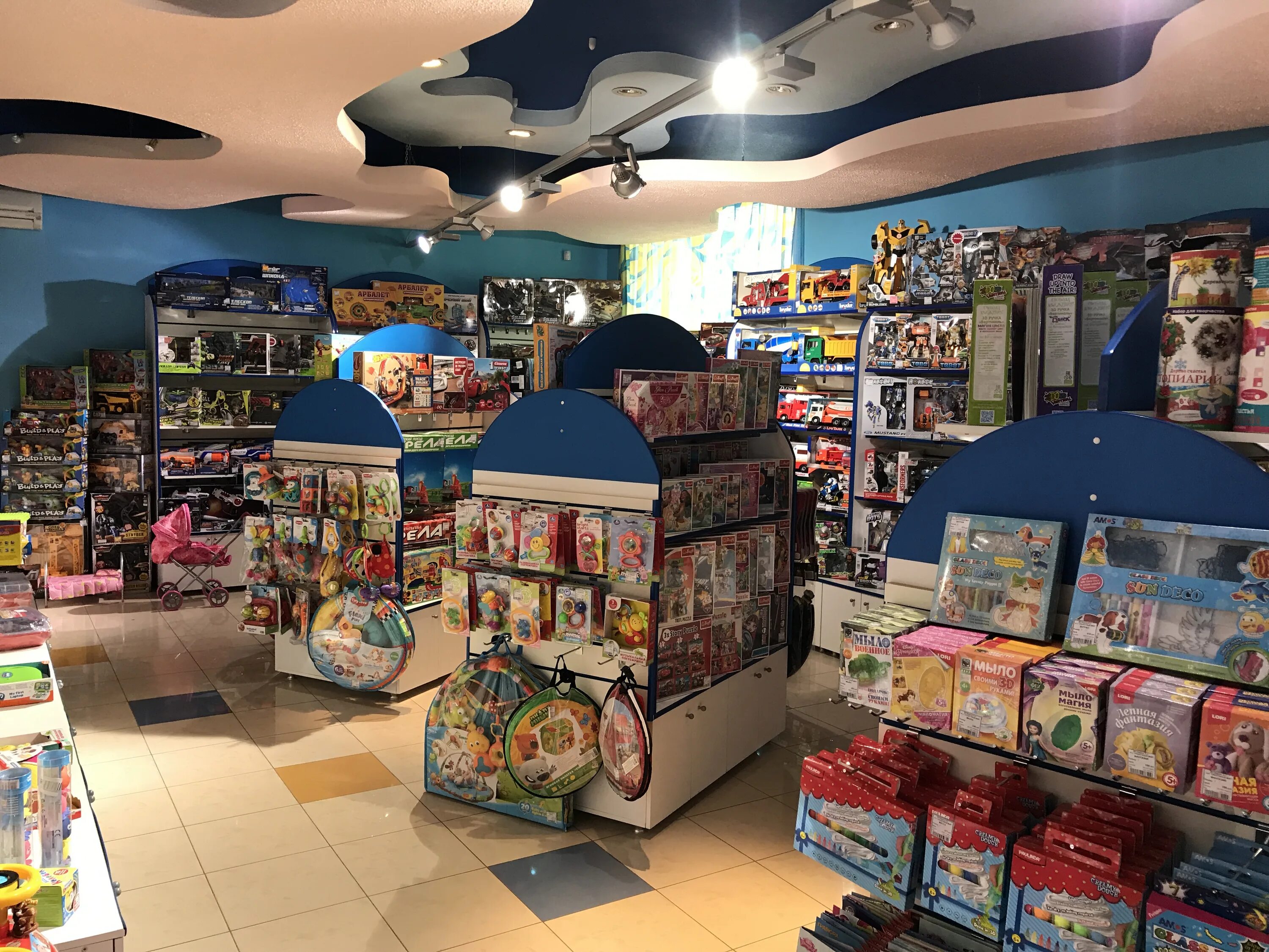 Мир обуви нижневартовск. Детская одежда в империи т нижневартовск. Магазин планета нижневартовск. Склад детских товаров. Детский мир нижневартовск.