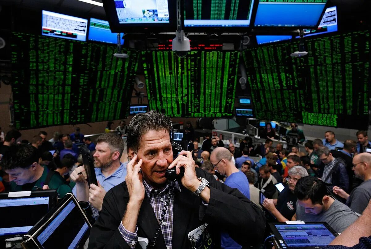 На бирже торгуются. Торги на бирже. Брокеры на бирже. Торги на фондовой бирже. Трейдеры на бирже.