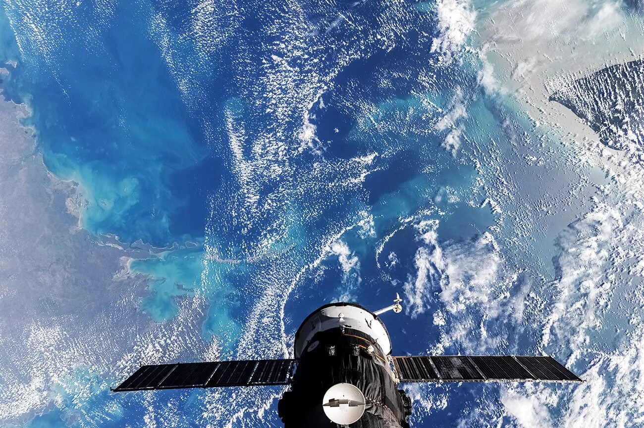 Космоса и именно им. Вид земли из космоса. Мировой океан с космоса. Виды космических кораблей. Космос земля и МКС.