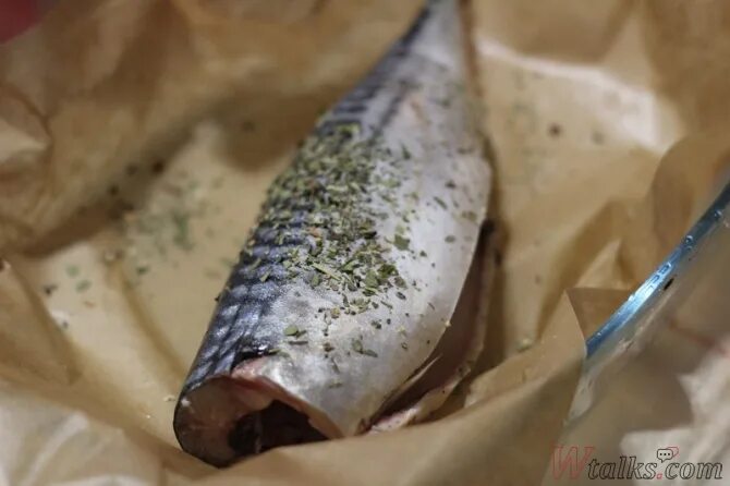 скумбрия запеченная в пергаменте. скумбрия в пергаменте. скумбрия на пергаменте в духовке. рыба в рукаве. скумбрия в духовке самый вкусный в пергаменте.