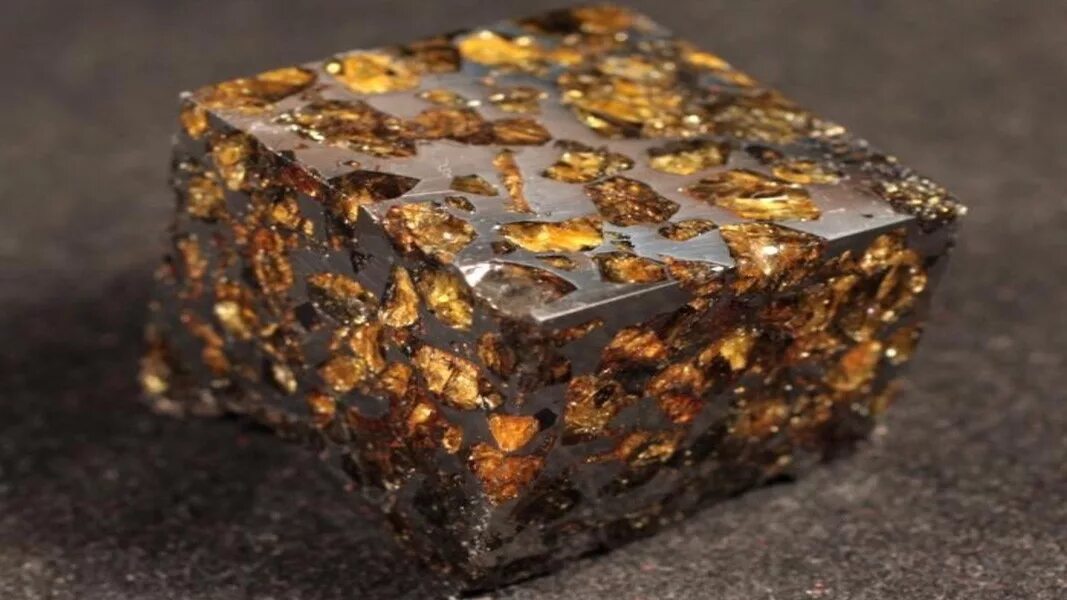 Iron stone. Метеорит палласит. Палласово железо метеорит. Метеорит Красноярск Палласово железо. Палласит камень.