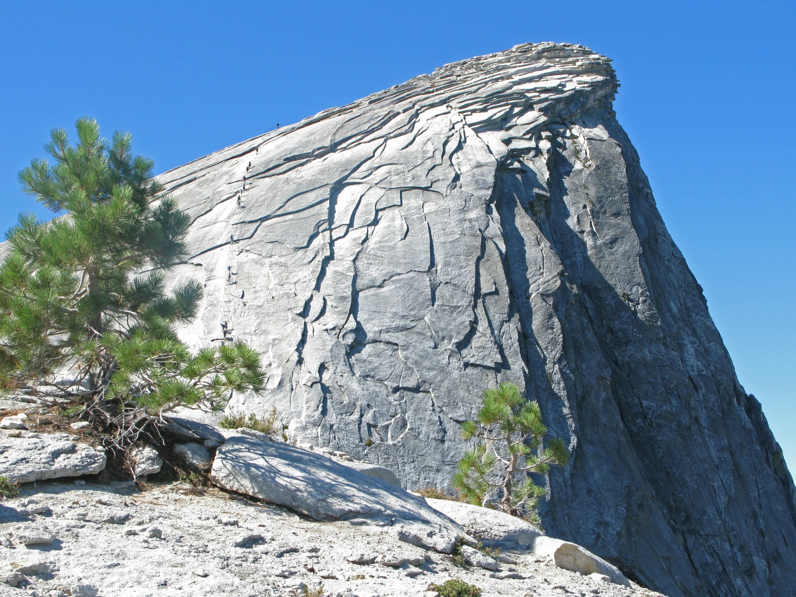 Узкая трещина. Гранитная скала Хаф-Доум. Гранитная скала half Dome в Йосемитском национальном парке (в Калифорнии). Гранитные скалы.