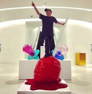 D.O.C 于 纽 约 SAKS 第 五 大 道 百 货 公 司 展 出. 艺 术 家 Desire Obtain Cherish.毕 业 于 纽 约...