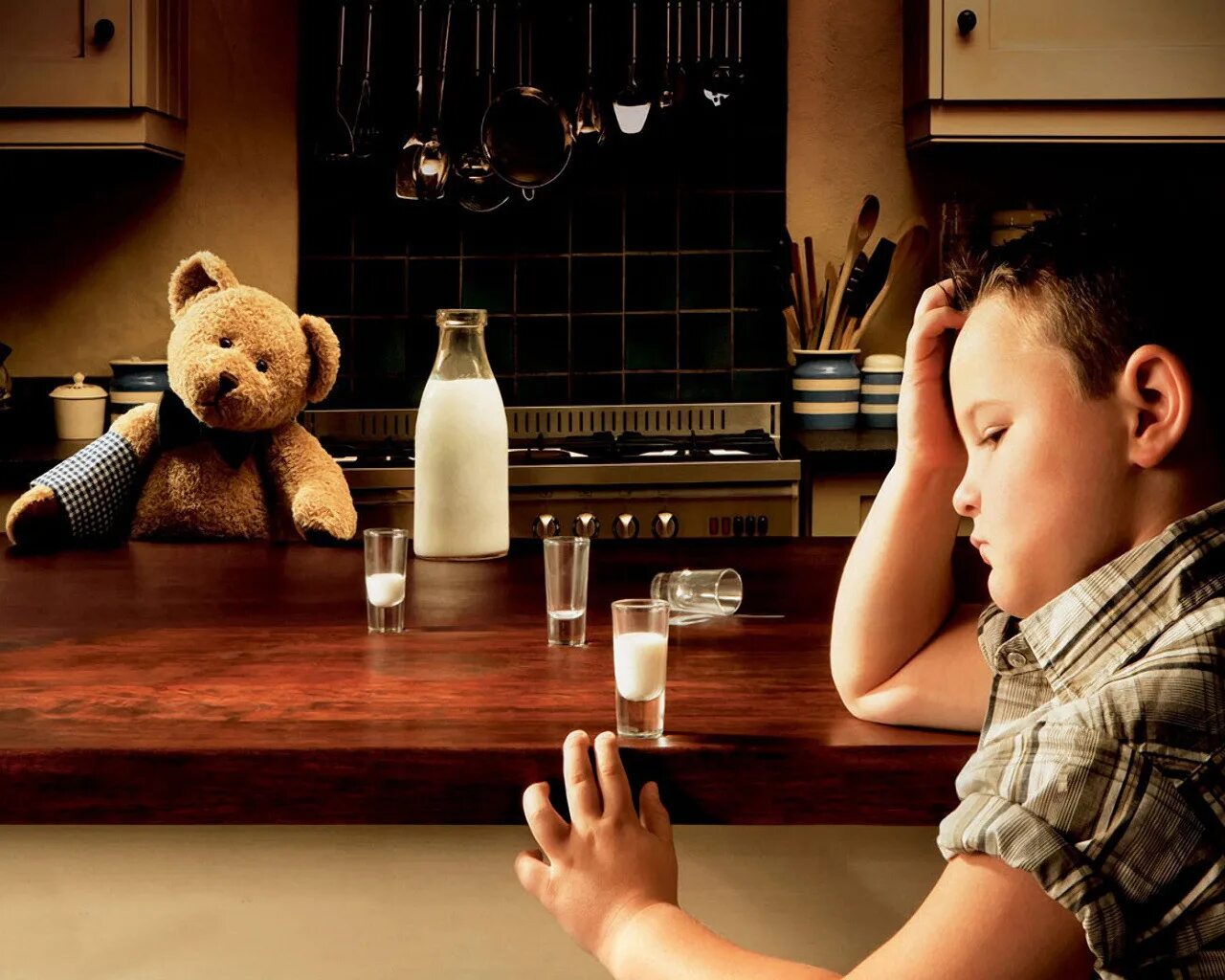Дети за столом. Одиночество ребенка. Одинокий ребенок в семье. Детский алкоголизм. Мать и сын пьют