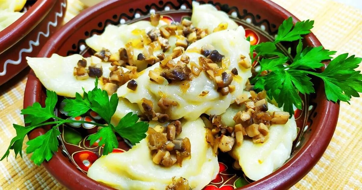 пельмени с курицей и грибами. вареники с капустой и грибами. вареники с капустой и грибами. ингредиенты на 1 кг вареников с грибами. мегрельские вареники квери.