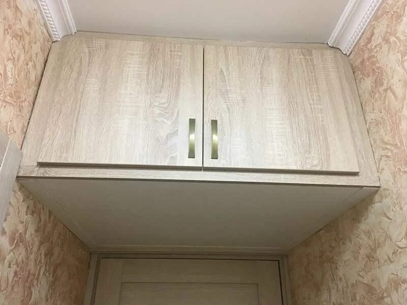 Антресоль на шкафы на кухню. Антресоль с404а. антресоли в прихожей. антресоли в коридоре. отделка антресоли.