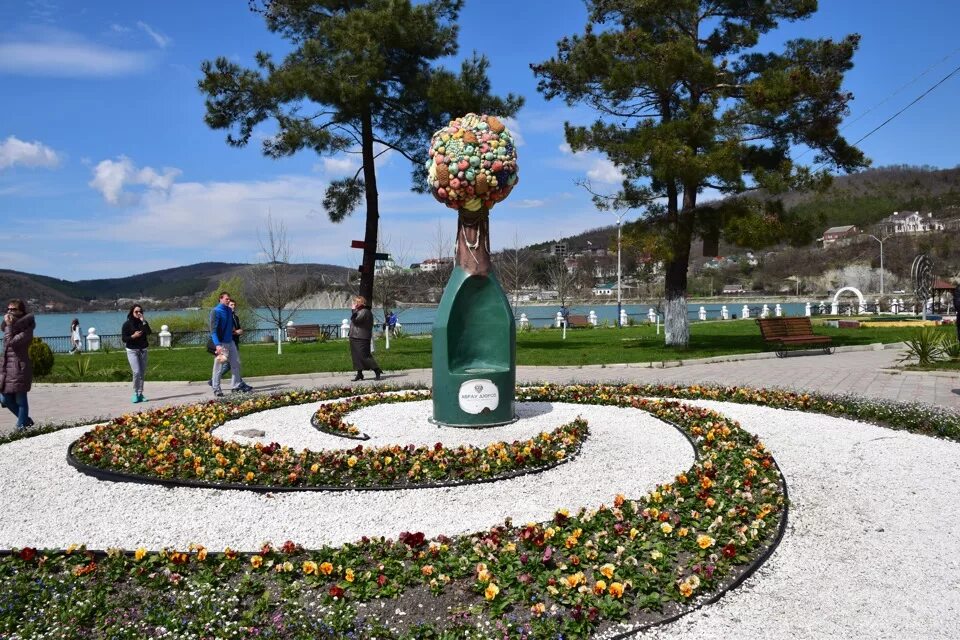 Новороссийск достопримечательности Абрау Дюрсо. Парк Абрау Дюрсо Новороссийск. Абрау Дюрсо набережная. Абрау Дюрсо достопримечательности.