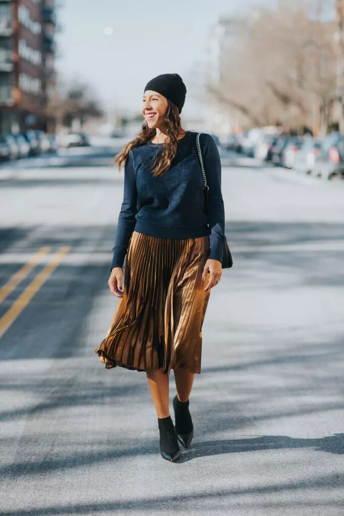 Зимний образ с юбкой. Юбки зимний вариант. Юбка миди зимой. Свитер с юбкой. Зимняя юбка.