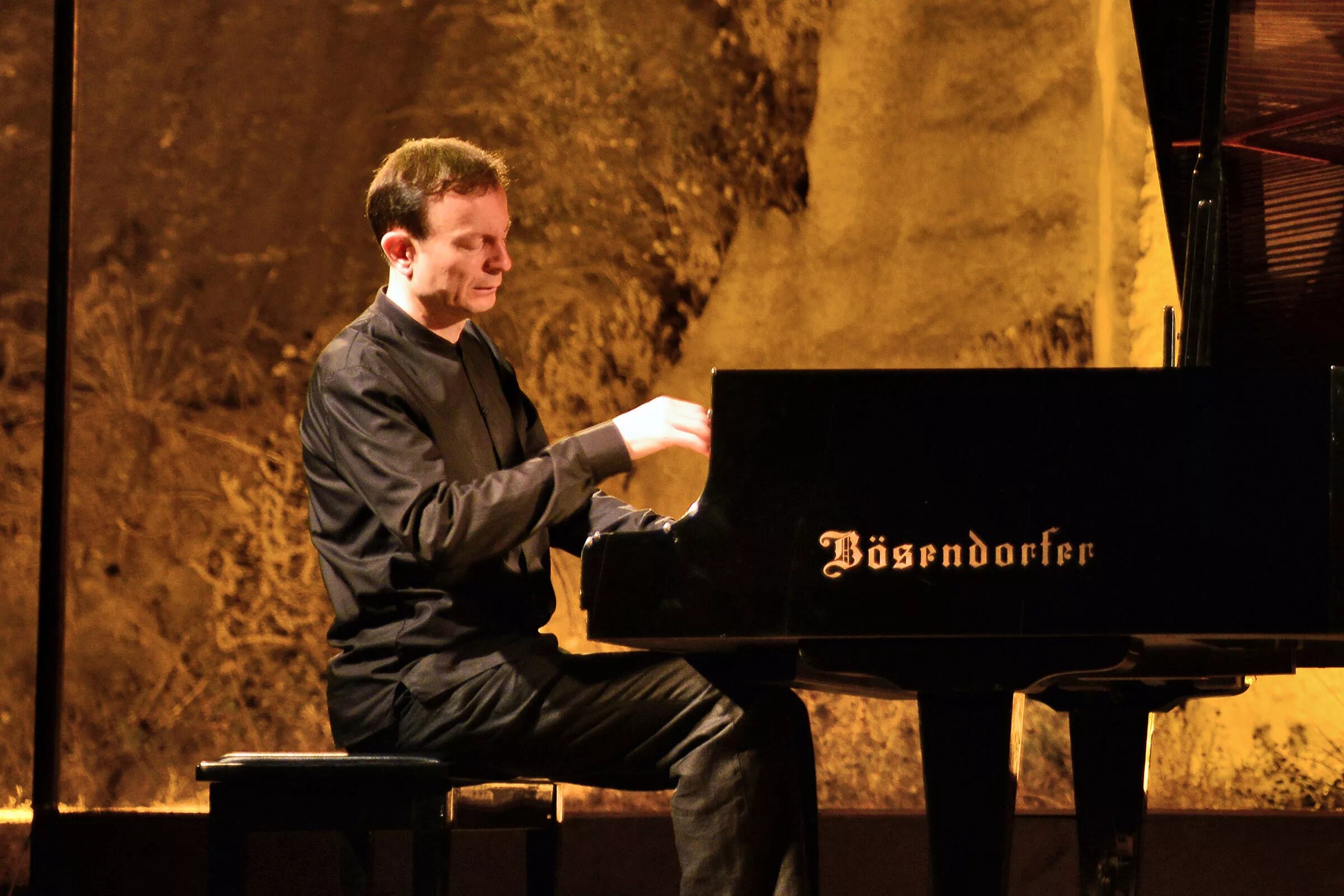 Иркутский пианист денис мацуев. Зал чайковского денис мацуев. Пианист denis. Пианист времена года. Denis matsuev денис мацуев.