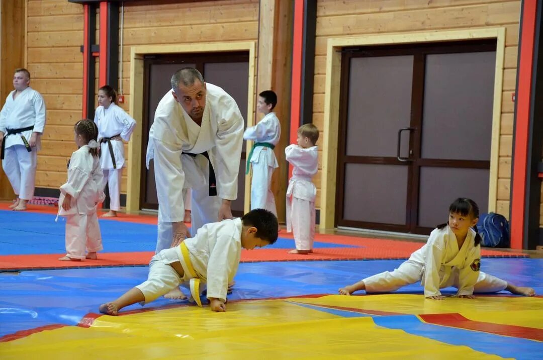 Школа единоборств оренбург салмышская 34/3. Школа единоборств оренбург салмышская. Центр восточных единоборств оренбург. Центр восточных единоборств здание. Школа единоборств оренбург салмышская.