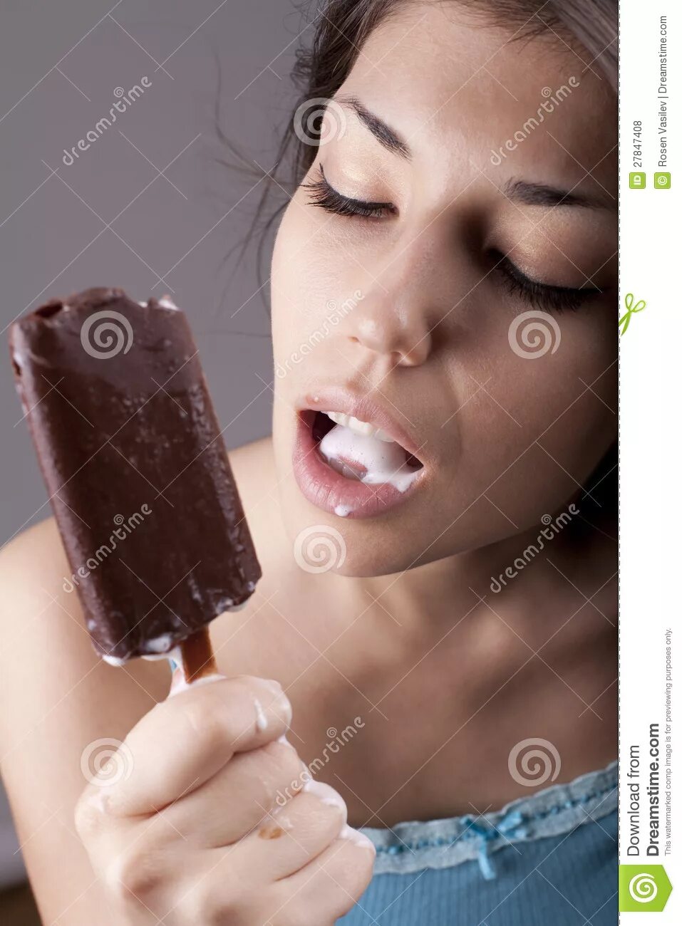 Слизывает шоколад. Женщина в шоколаде. Девушка ест мороженое. Девушка с эскимо. Девочка эскимо