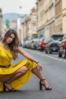 Девушка в платье на улице