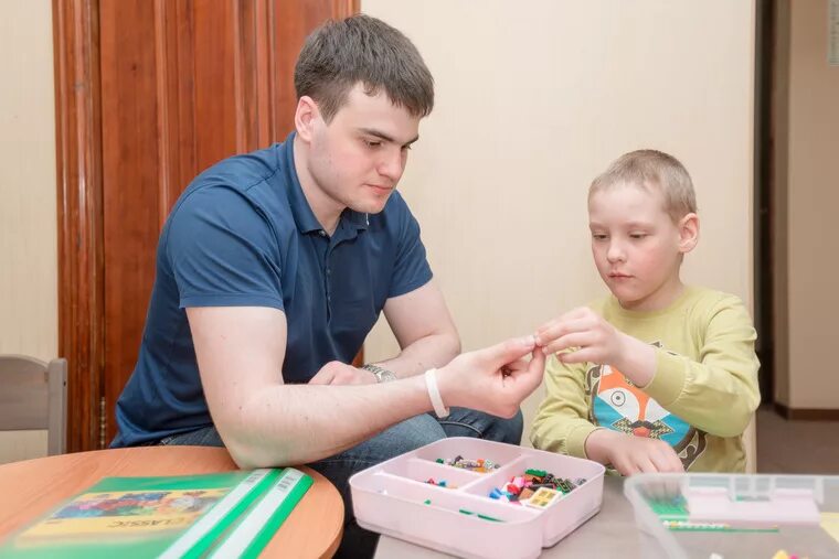 Занятия с детьми арт-терапией. Морозов аутизм. Круглый стол с родителями с аутистами. Дети с рас. Групповые занятия с психологом.