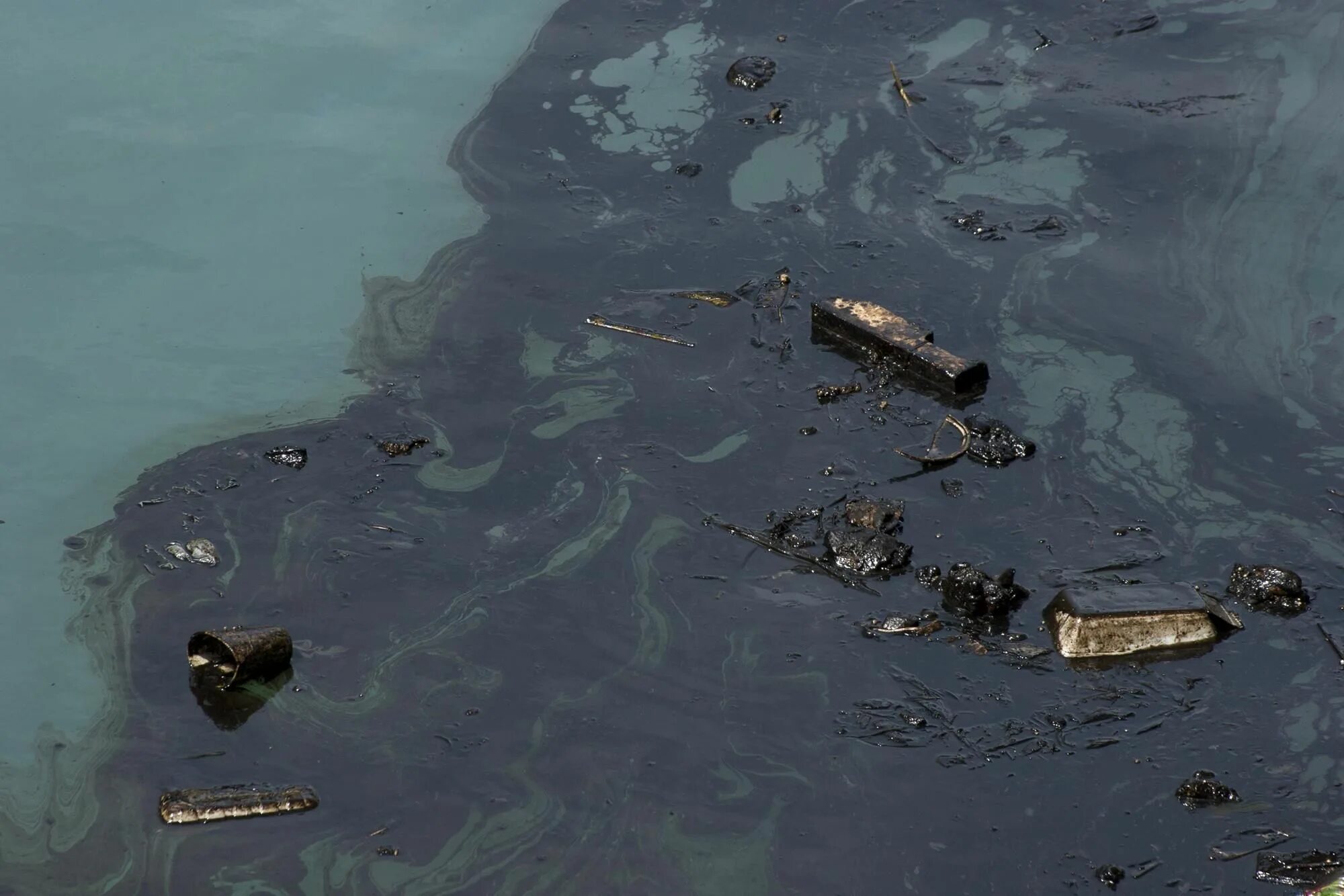 Источник нефтепродуктов. Загрязнение океана разливы нефти. Разлив нефти в мировом океане. Экологическая катастрофа в море разлив нефти. Черное море загрязнено нефтепродуктами.