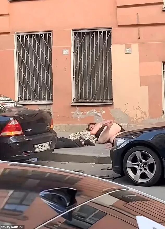 Мужчина и женщина упали с балкона в санкт-петербурге. Мужчина упал с балкона спб. Женщина сорвалась с балкона. Парень упал с балкона. Пара упала с балкона в петербурге.