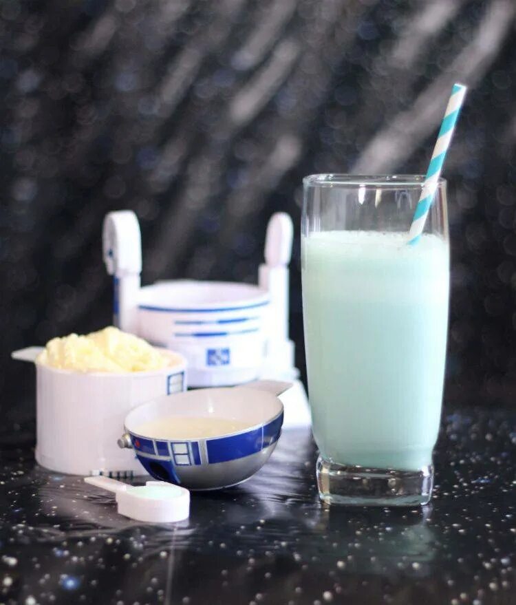 Почему молоко голубое. Синее молоко Звездные войны. Голубое молоко Star Wars. Молоко с голубоватым оттенком. Молочно голубой.