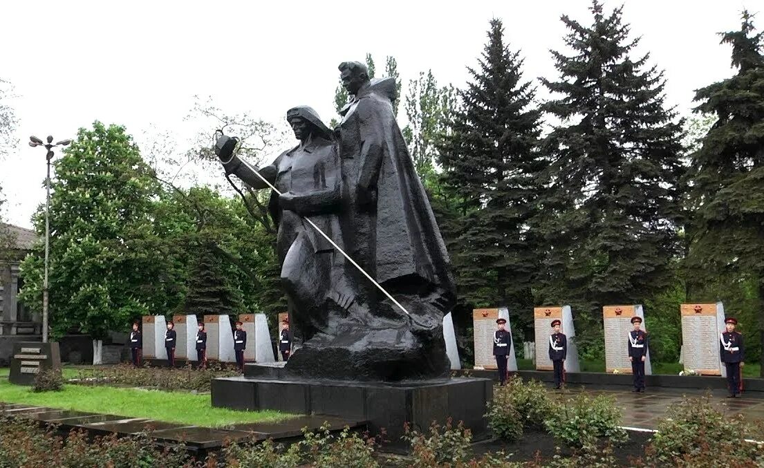 Город металлургов великой отечественной войны. Мемориальный комплекс советским воинам Алчевск. Памятник металлургам Алчевск. Алчевск памятник советским воинам-металлургам. Памятник сталевару Алчевск.