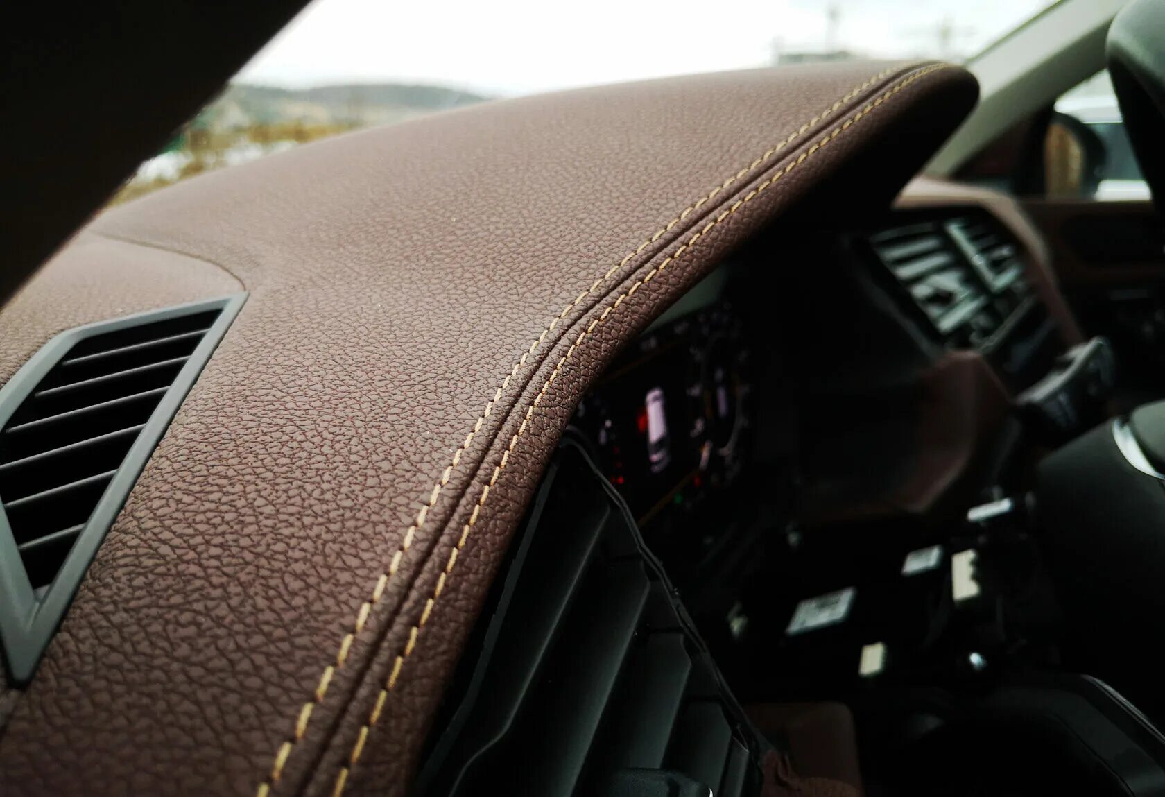 Перешив торпеды камри 40. Перетяжка торпеды. Гольф 4 обтяжка торпеды кожей. Перетяжка торпеды. Mitsubishi lancer 10 торпедо кожа.