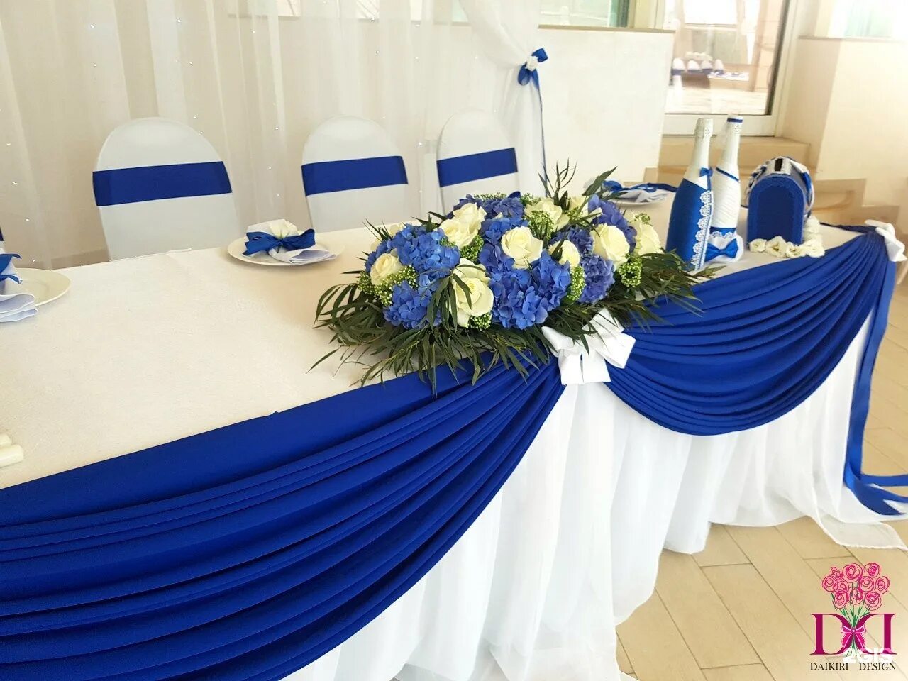 Сине белый зал. Украшение свадебного зала в голубом цвете. Украшение свадебного зала в синем цвете. Сине белый зал. Бело синий президиум для свадьбы.